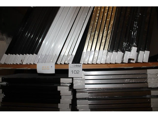 26 zwarte, 6 messingkleurige en 30 aluminiumkleurige fotolijsten 40 x 50 cm op twee schappen. - afbeelding 1 van  3