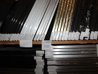 26 zwarte, 6 messingkleurige en 30 aluminiumkleurige fotolijsten 40 x 50 cm op twee schappen. - afbeelding 1 van  3