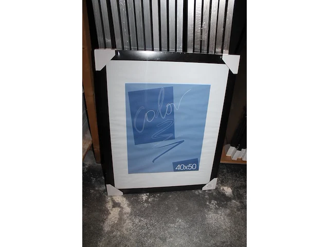 26 zwarte, 6 messingkleurige en 30 aluminiumkleurige fotolijsten 40 x 50 cm op twee schappen. - afbeelding 3 van  3