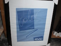 26 zwarte, 6 messingkleurige en 30 aluminiumkleurige fotolijsten 40 x 50 cm op twee schappen. - afbeelding 3 van  3