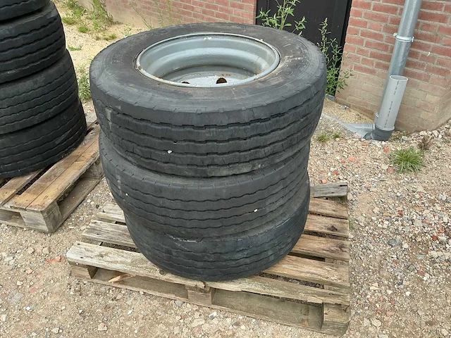 265/70 r19.5 op velg 3x - afbeelding 1 van  9
