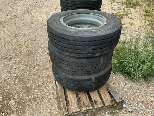 265/70 r19.5 op velg 3x - afbeelding 2 van  9