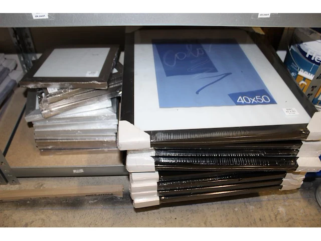 27 fotolijsten 40 x 40 cm op schap en op vloer. - afbeelding 4 van  4