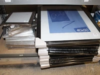 27 fotolijsten 40 x 40 cm op schap en op vloer. - afbeelding 4 van  4