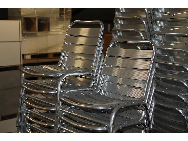 28 aluminium terrasstoelen. - afbeelding 1 van  2