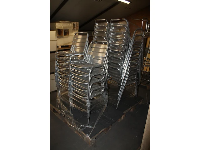 28 aluminium terrasstoelen. - afbeelding 2 van  2