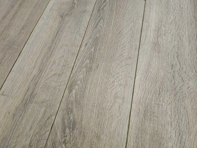 28 m2 laminaat plank - 640 x 143 x 12 mm - afbeelding 1 van  3