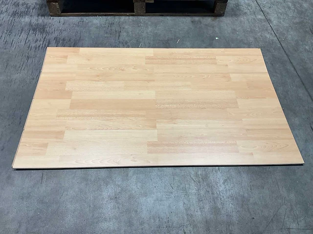 29,6m² kronospan beuk laminaatvloer - afbeelding 1 van  6