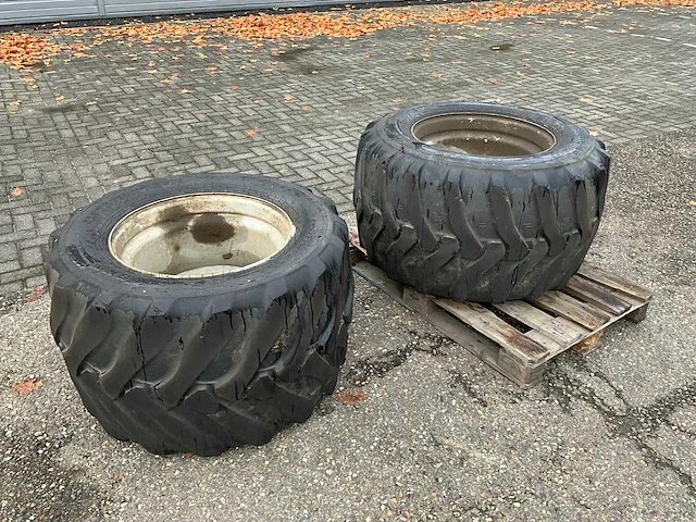 2x 600/40-22.5 band met velg - afbeelding 1 van  10