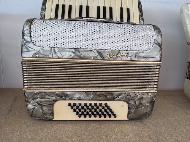 2x accordeon, hohner en kosmo - afbeelding 3 van  14