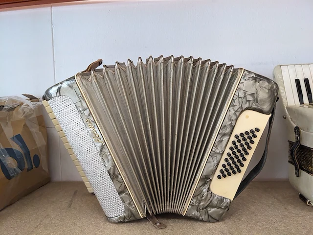 2x accordeon, hohner en kosmo - afbeelding 5 van  14