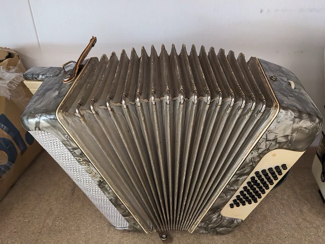 2x accordeon, hohner en kosmo - afbeelding 6 van  14