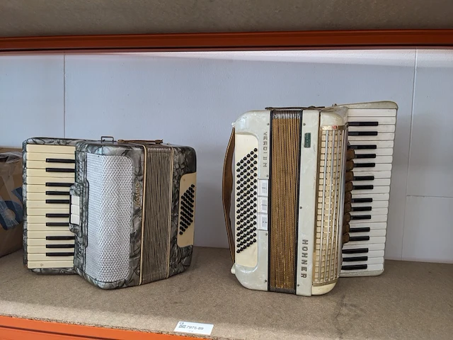 2x accordeon, hohner en kosmo - afbeelding 1 van  14