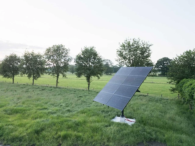 2x assige pv tracker met 8 glas panelen - afbeelding 2 van  4