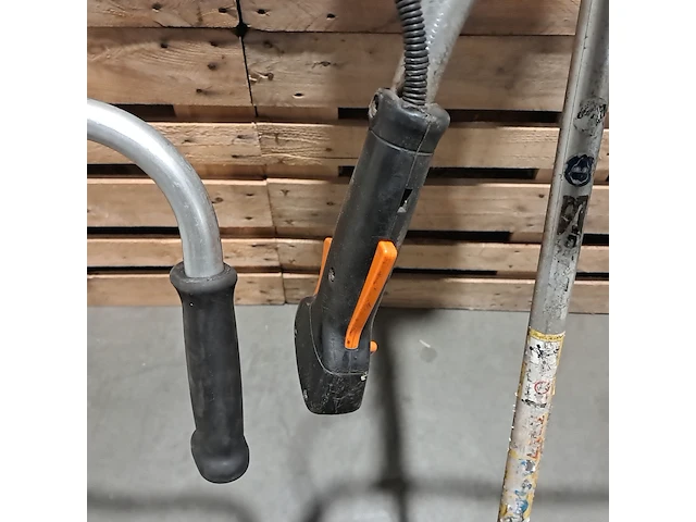 2x benzine bosmaaier met draadkop stihl, fs 450, bouwjaar 2007 - afbeelding 4 van  11