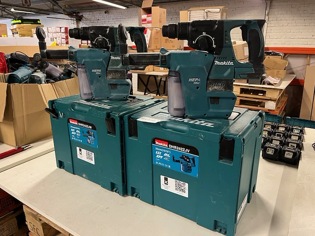 2x boormachine in m-box makita, dhr242zjw - afbeelding 1 van  6