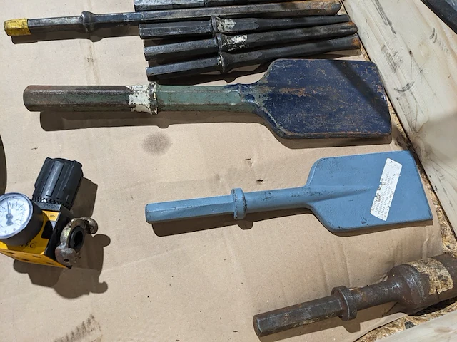 2x breekhamer en ca.14x beitel, atlas copco - afbeelding 15 van  18