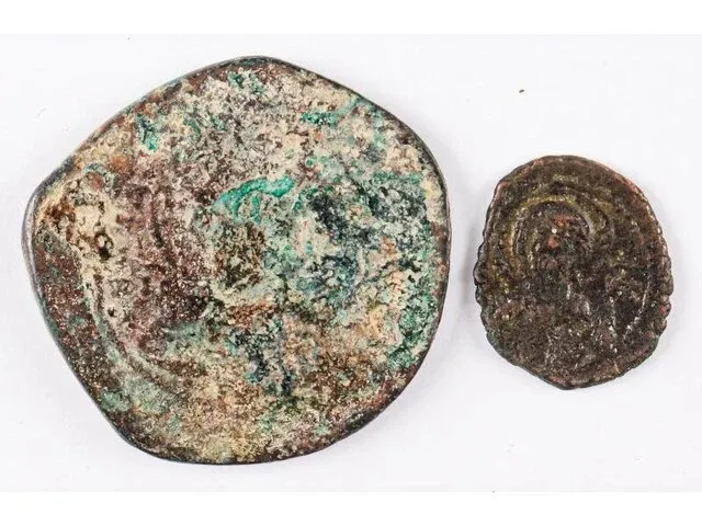 2x bronzen byzantijnse munten 11e eeuw na christus - afbeelding 1 van  2