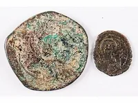 2x bronzen byzantijnse munten 11e eeuw na christus - afbeelding 1 van  2