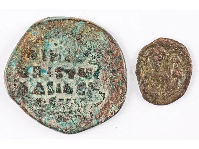 2x bronzen byzantijnse munten 11e eeuw na christus - afbeelding 2 van  2
