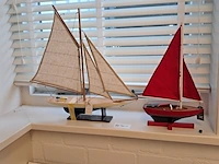 2x decoratieve schepen authentic models, bruin & rood - afbeelding 1 van  5