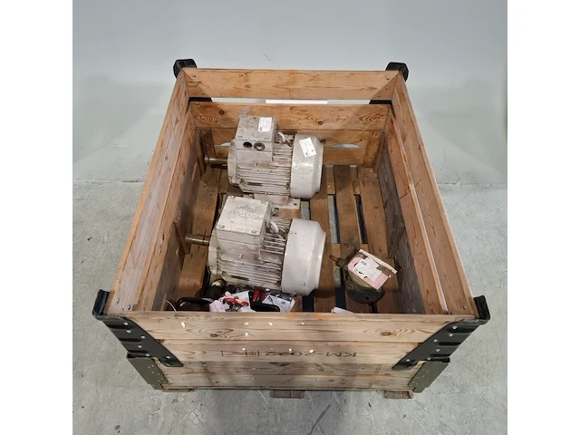 2x elektromotor en diverse onderdelen, o.a rotor - afbeelding 1 van  9