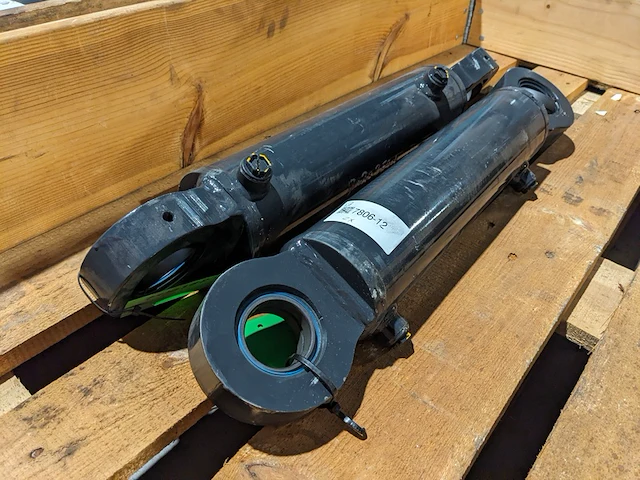 2x enkelwerkende cilinder d=80 slag 270 h.o.h. 570mm - afbeelding 1 van  6