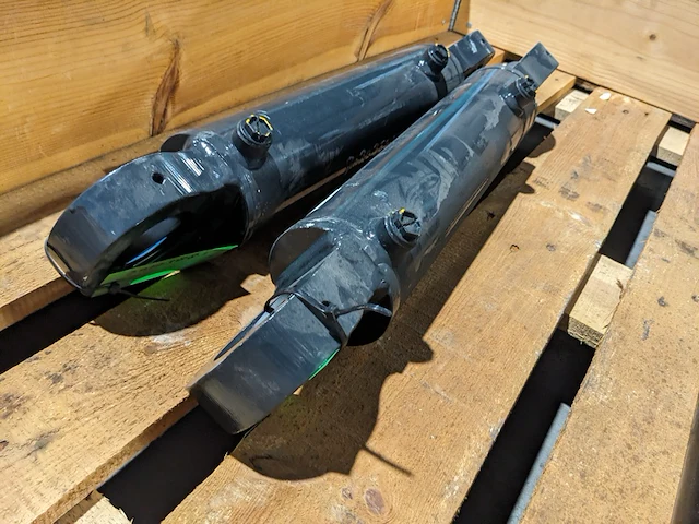 2x enkelwerkende cilinder d=80 slag 270 h.o.h. 570mm - afbeelding 2 van  6