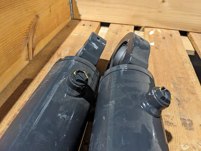 2x enkelwerkende cilinder d=80 slag 270 h.o.h. 570mm - afbeelding 4 van  6