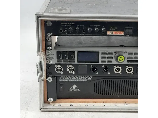 2x geluidsmixer en 1x versterker in flightcase o.a. behringer - afbeelding 2 van  6