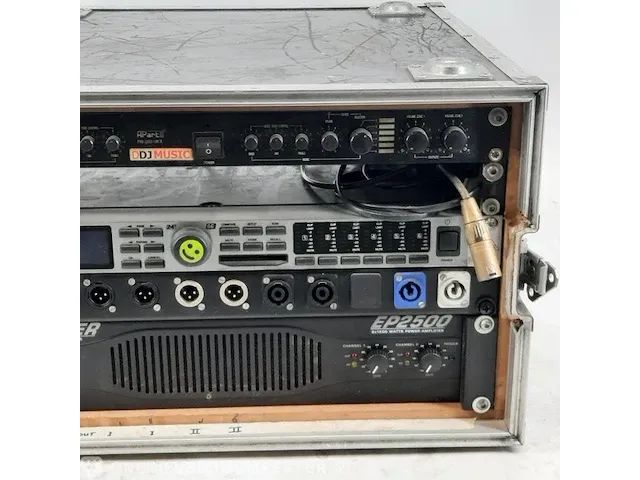 2x geluidsmixer en 1x versterker in flightcase o.a. behringer - afbeelding 4 van  6