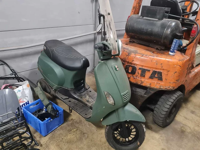 2x gts toscana - voor onderdelen - scooter - afbeelding 2 van  8