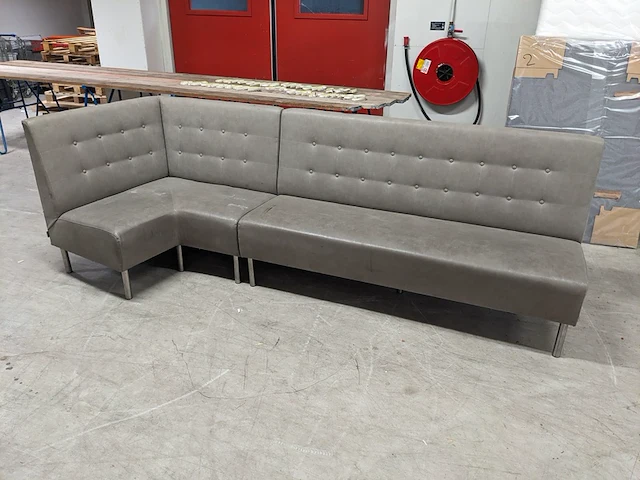 2x horeca hoekbank met salontafel van militaire kist, mirella - afbeelding 6 van  20
