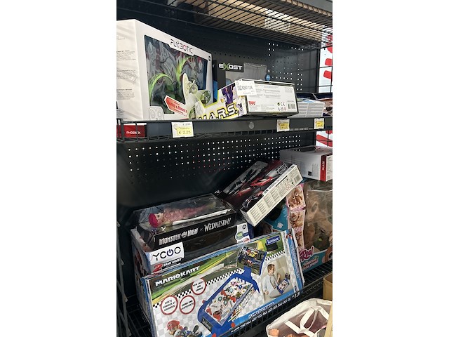 2x inhoud stellingvak met a-merk speelgoed w.o. furreal, monster high x wednesday, ycoo, mario kart - afbeelding 1 van  7