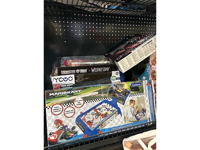 2x inhoud stellingvak met a-merk speelgoed w.o. furreal, monster high x wednesday, ycoo, mario kart - afbeelding 2 van  7