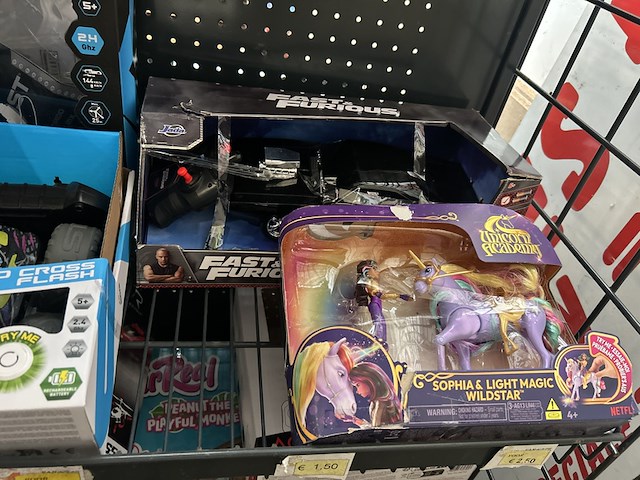 2x inhoud stellingvak met a-merk speelgoed w.o. furreal, monster high x wednesday, ycoo, mario kart - afbeelding 4 van  7