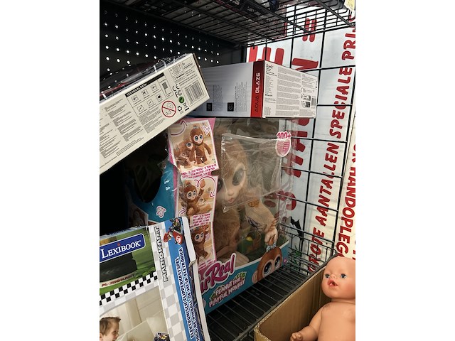 2x inhoud stellingvak met a-merk speelgoed w.o. furreal, monster high x wednesday, ycoo, mario kart - afbeelding 7 van  7