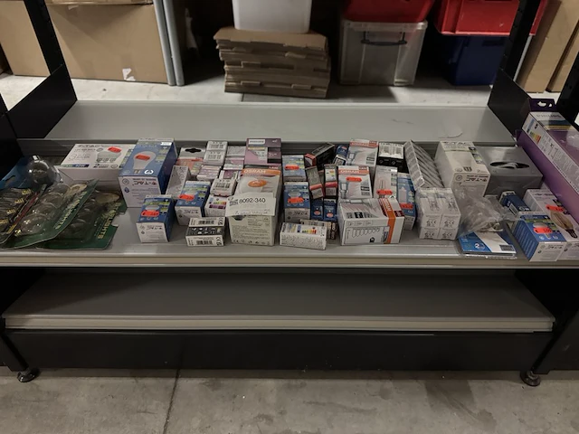 2x inhoud stellingvak w.o. lampen, bouwmarktartikelen - afbeelding 3 van  10