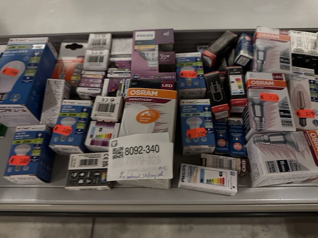 2x inhoud stellingvak w.o. lampen, bouwmarktartikelen - afbeelding 6 van  10