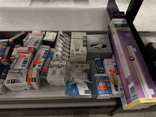 2x inhoud stellingvak w.o. lampen, bouwmarktartikelen - afbeelding 7 van  10