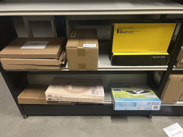 2x inhoud stellingvak w.o. verlichting w.o. atmosphera, faucet, intex - afbeelding 1 van  7