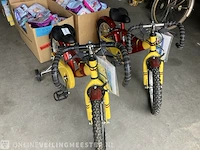 2x kinderfietsen, rood geel - afbeelding 2 van  4