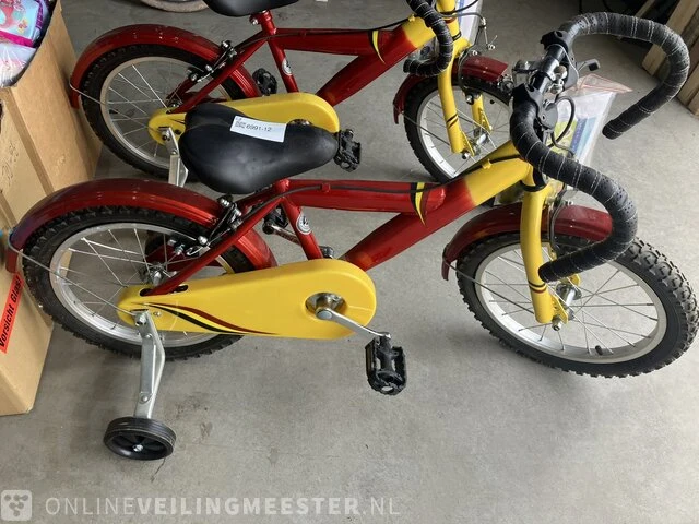 2x kinderfietsen, rood geel - afbeelding 3 van  4