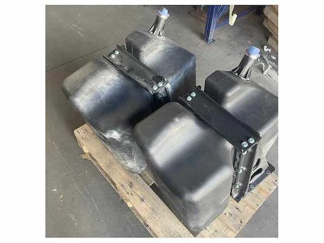 2x man truck ad-blue reservoir zwart - afbeelding 2 van  3