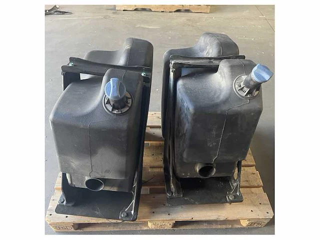 2x man truck ad-blue reservoir zwart - afbeelding 3 van  3