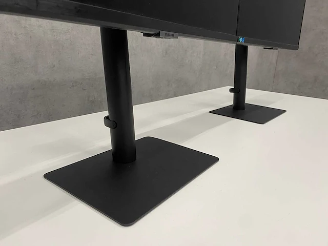 2x samsung s24a600ucu - 24" monitor op voet - dp, hdmi - afbeelding 10 van  15
