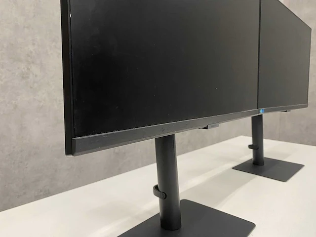 2x samsung s24a600ucu - 24" monitor op voet - dp, hdmi - afbeelding 12 van  15