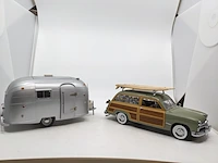 2x schaalmodel, auto en caravan o.a. motor city classics
