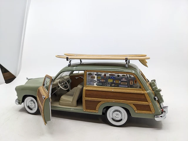 2x schaalmodel, auto en caravan o.a. motor city classics - afbeelding 17 van  20