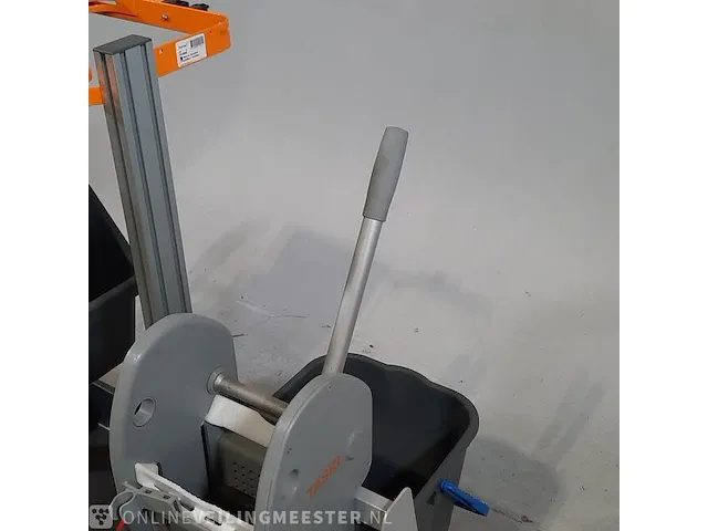 2x schoonmaak kar diversey - afbeelding 12 van  14